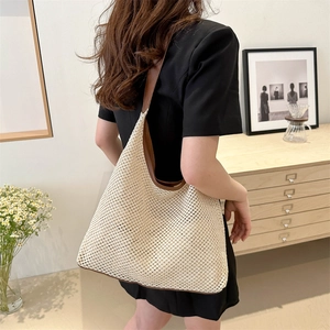 Grand sac de plage tressé pour femme avec bandoulières en cuir marron et style bohème