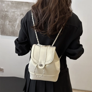 Sac à dos chaîne crème minimaliste avec fermoir rotatif argenté sur modèle