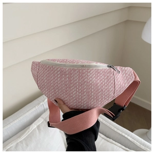 Dettaglio del marsupio in tweed a scacchi rosa con trama intrecciata e zip metallica