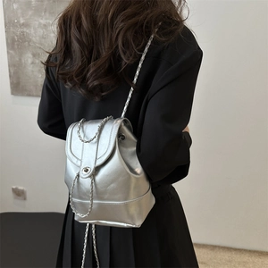 Sac à dos chaîne argenté minimaliste avec finition métallique et fermoir en métal