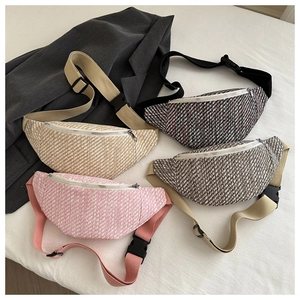 Selezione di eleganti marsupi in tweed e tessuti intrecciati su un blazer grigio