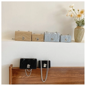 Detailed comparison of sizes and colors for the pleated crossbody bag with chain