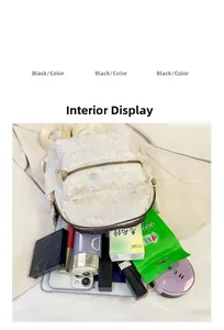 Innenansicht des Mini-Pailletten-Rucksacks mit Blumendeko und persönlichem Zubehör