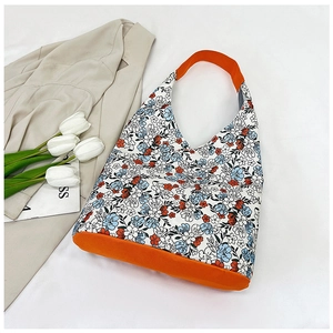 Sac fourre-tout floral en toile avec détails de garniture orange sur fond blanc