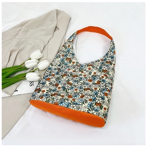 Détail du sac cabas floral avec lanières orange et décoration de tulipes beige
