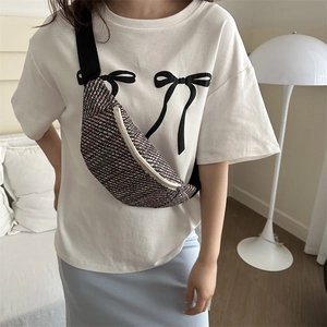 Marsupio in tweed rosso e bianco con tracolla nera indossato come borsa a tracolla sport