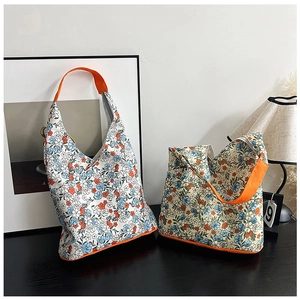 Détail du sac cabas en toile fleurie avec poignées orange et texture en coton de haute qualité
