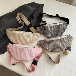 Collezione di marsupi a tracolla in paglia e tweed con cinghie regolabili in quattro colori
