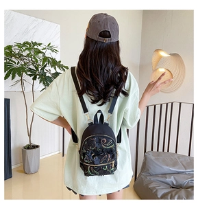 Detail eines Mini-Rucksacks in Schwarz mit Paillettenstickerei und Blumenapplikationen