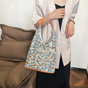 Sac hobo en toile florale avec imprimé bleu et bordure orange pour un usage quotidien