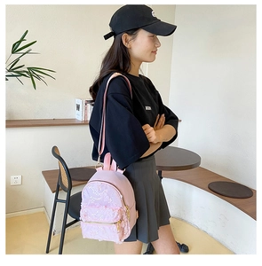 Detailansicht des rosa Rucksacks mit Pailletten und floraler Spitze an der Schulter