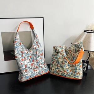 Sacs cabas en toile à fleurs avec anses oranges en deux tailles pour un look décontracté