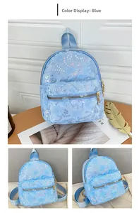 Detailansicht hellblauer Pailletten-Rucksack mit 3D-Blumen und goldenen Reißverschlüssen