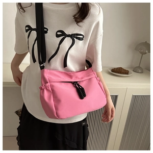 Roze oxford crossbody tas met verstelbare zwarte riem en geweven ritsdetail