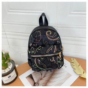 Detailansicht eines schwarzen Mini-Rucksacks mit 3D-Blütenblättern und bunten Pailletten