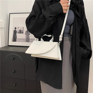 Sac à main blanc chic avec poignée métallique et bandoulière fine contrastée