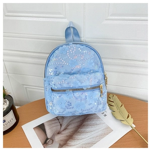 Nahaufnahme des hellblauen Pailletten-Rucksacks mit 3D-Blumenstickerei und Goldreißverschluss