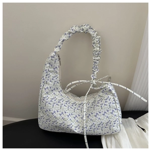 Vue détaillée du sac sous l'aisselle à imprimé fleuri avec poignée froncée
