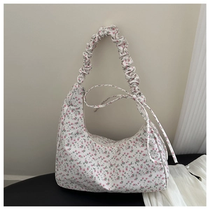 Détail du sac sous l'aisselle à fleurs avec poignée froncée et motifs floraux