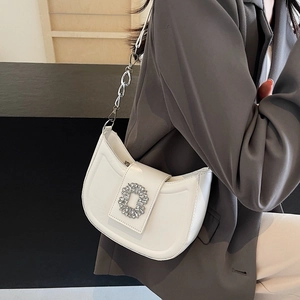 Sac à bandoulière demi-lune blanc crème avec grande boucle en strass et chaîne en métal
