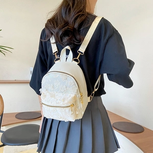Stilvoller weißer Mini-Rucksack mit Pailletten-Blumen-Spitze und Goldreißverschluss
