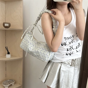 Sac sous le bras floral en forme de croissant avec bandoulière scrunchie et nœud