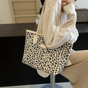 Grand sac fourre-tout tendance avec imprimé léopard noir et blanc pour femmes élégantes