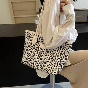 Sac fourre-tout en toile à imprimé léopard dans un cadre minimaliste élégant