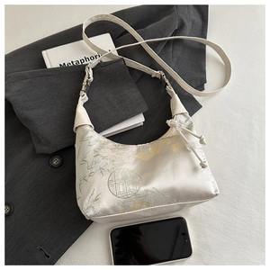 Nahaufnahme der Retro-Schultertasche aus Elfenbeinsatin mit Bambusblattmuster und Perlen