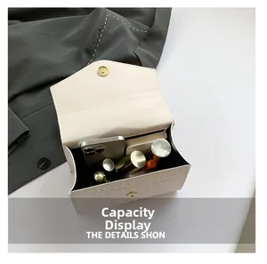 Vue intérieure de la grande capacité du sac bandoulière blanc avec rangement maquillage