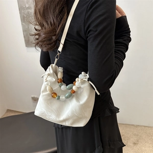 Sac seau à motif marbre crème avec poignée en perles colorées et bandoulière