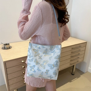 Sac à bandoulière bleu clair élégant avec broderie papillon dorée pour un look chic