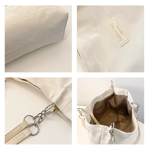 Détails du sac fourre-tout crème avec texture froissée et anneaux métalliques argentés