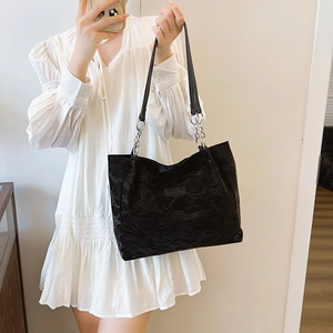 Sac fourre-tout noir plissé à la mode avec bandoulière chaîne et design épuré