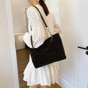 Sac cabas noir plissé avec bandoulière chaîne argentée pour un porté épaule élégant