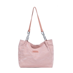 Sac fourre-tout plissé rose chic avec bandoulières en chaîne argentée et logo central