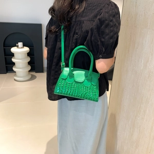 Borsa a tracolla verde smeraldo con motivo a coccodrillo e manici curvi per donna elegante