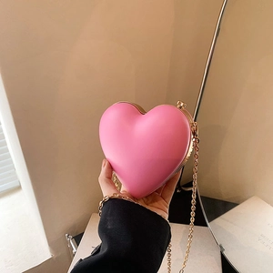 Elegante herzförmige rosa Umhängetasche mit feiner Goldkette und Metallrahmen
