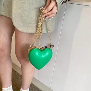 Modische herzförmige grüne Hartschalen-Umhängetasche mit elegantem Goldkettenriemen