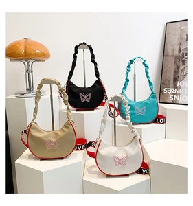 Détails de quatre sacs sous les aisselles avec broderie papillon et sangle Love You