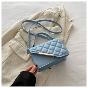 Vue détaillée du sac en cuir matelassé bleu clair avec garniture métallique dorée