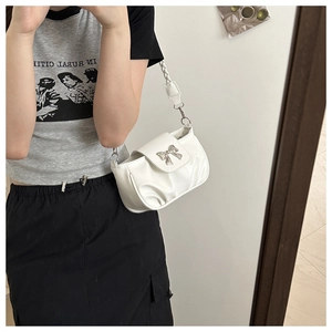 Sac bandoulière chic en cuir blanc avec nœud argenté et détail de bandoulière tressée