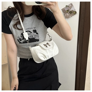Détail du sac nuage en cuir plissé blanc avec boucle nœud argenté et bandoulière