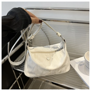 Gros plan du sac hobo en cuir plissé blanc avec forme de croissant et fermeture éclair