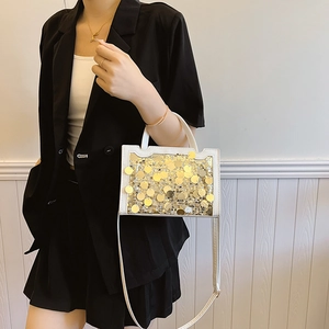 Borsa a tracolla bianca con finestra trasparente e paillettes dorate indossata da una modella