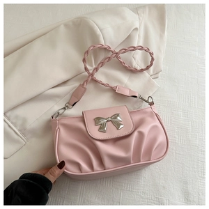 Sac baguette rose plissé en similicuir avec détail de nœud argenté et bandoulière