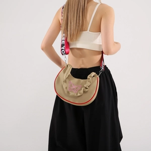 Sac bandoulière demi-lune kaki avec broderie papillon rose et large sangle tendance