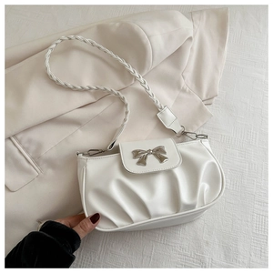 Détail du sac sous le bras plissé blanc crème avec boucle nœud et bandoulière tissée