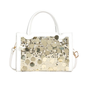 Elegante borsa a tracolla bianca con paillettes dorate e manico su sfondo bianco