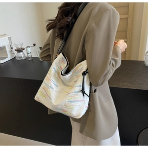 Détail du sac crème avec texture peinte colorée et cordon noir sur le côté pour femme